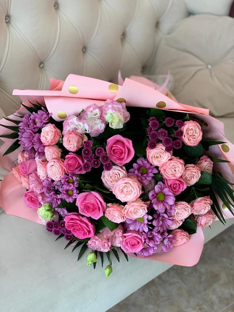 Букет цветов из: Хризантемы, Розы и Лизиантусы в Новом Чиркее