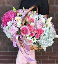 Композиция солнечный день в Новом Чиркее Цветочная композиция из Розы, Хризантемы, Пионы и Лизиантусы в корзине в Новом Чиркее