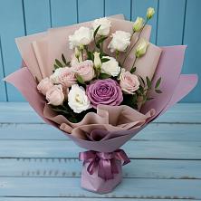 Букет цветов из:  Розы и Лизиантусы в Новом Чиркее