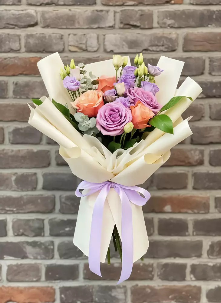 Букет цветов из: Лизиантусы и Розы в Новом Чиркее