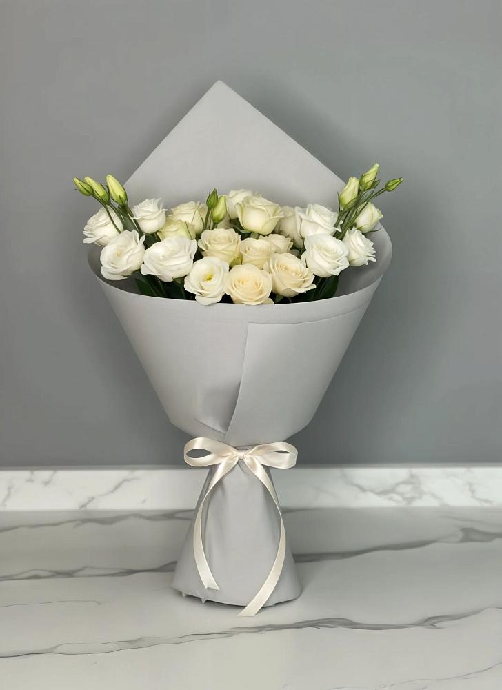 Букет цветов из: Розы и Лизиантусы в Новом Чиркее