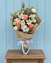 Букет цветов из:  Альстромерии, Лизиантусы, Розы и Хризантемы в Новом Чиркее