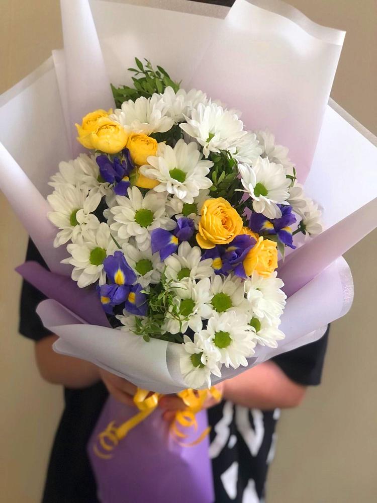 Букет цветов из: Ирисы, Хризантемы и Розы в Новом Чиркее