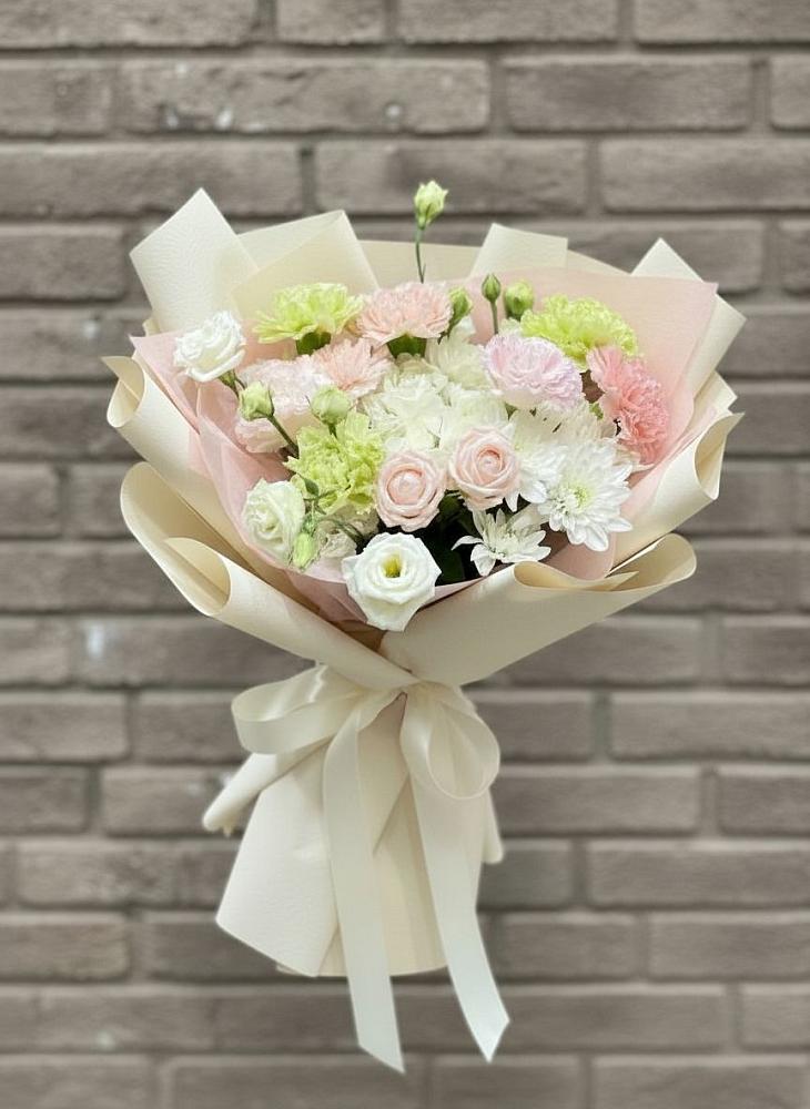 Букет цветов из: Гвоздики, Розы, Лизиантусы и Хризантемы в Новом Чиркее