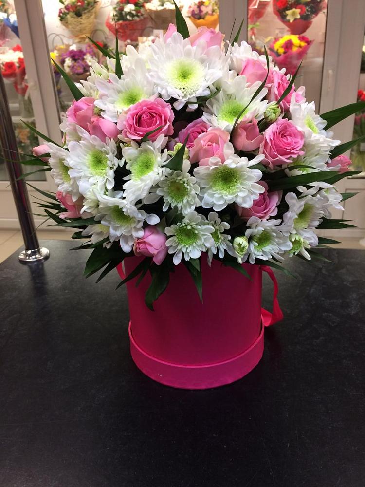 Цветочная композиция из Розы и Хризантемы в шляпной коробке в Новом Чиркее