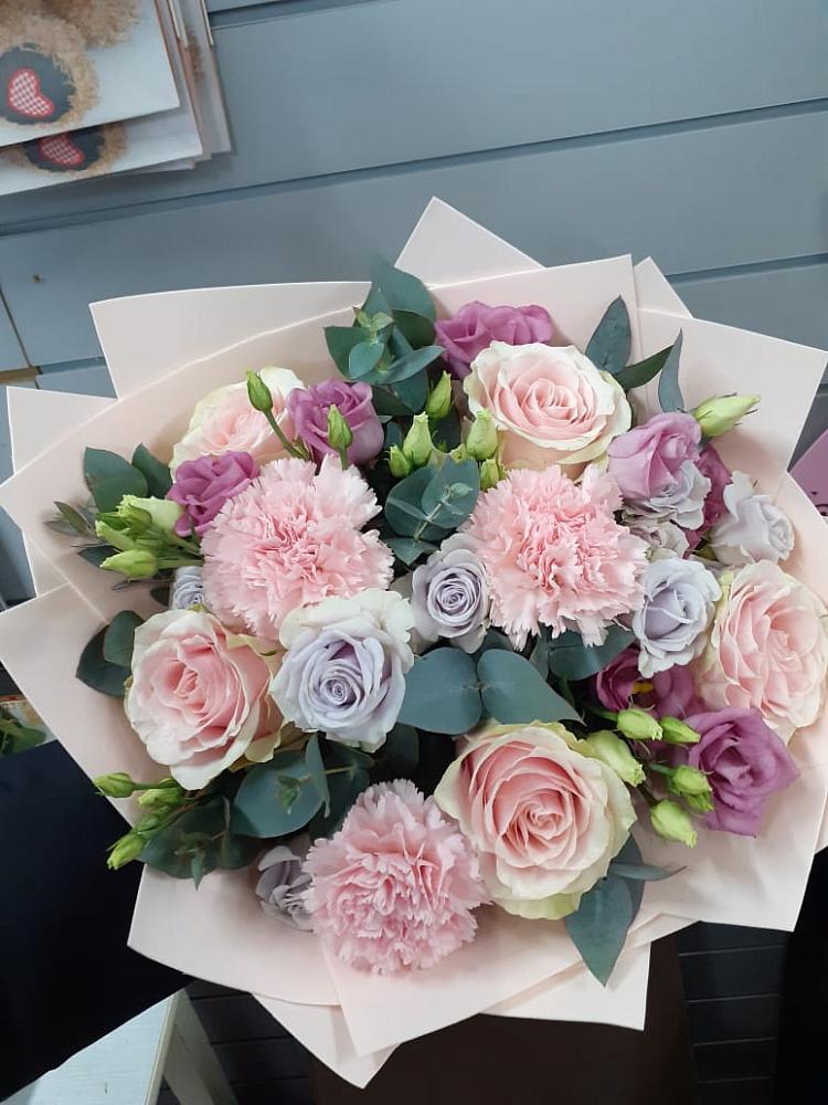 Букет цветов из: Розы, Гвоздики и Лизиантусы в Новом Чиркее