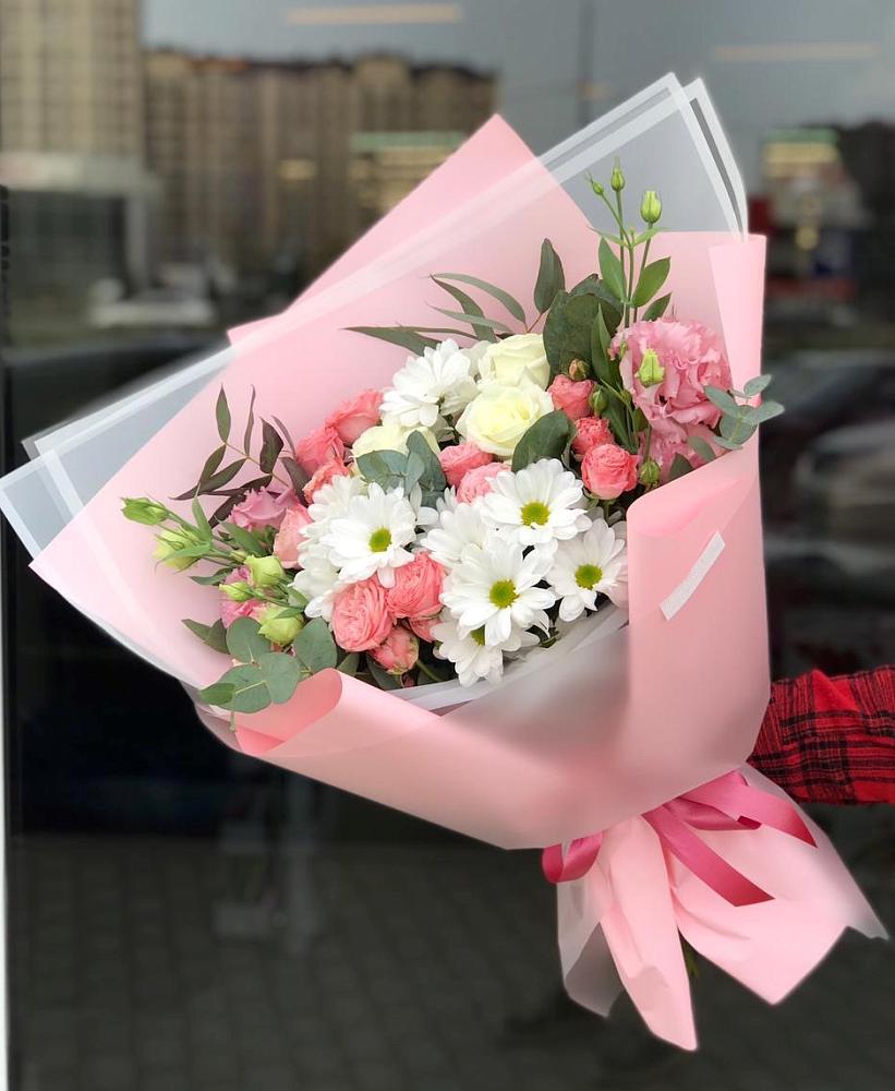 Букет нежный в Новом Чиркее Букет цветов из: Розы, Лизиантусы и Хризантемы в Новом Чиркее