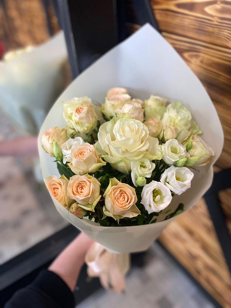 Букет цветов из: Розы и Лизиантусы в Новом Чиркее